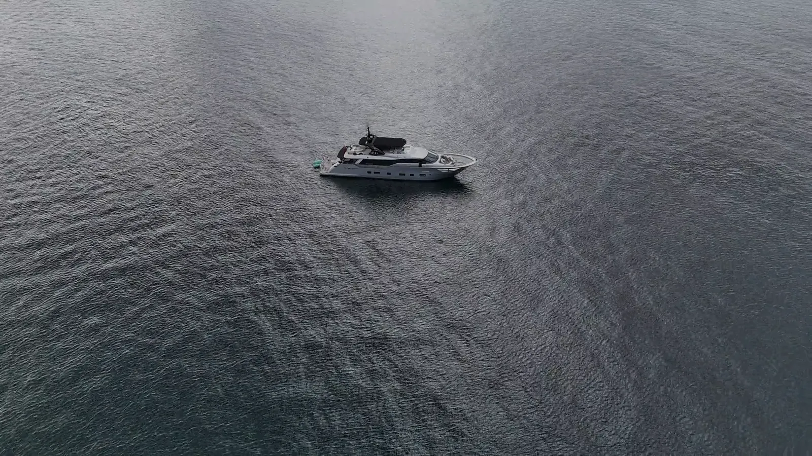 Puerto deportivo lleno de embarcaciones visto desde el aire